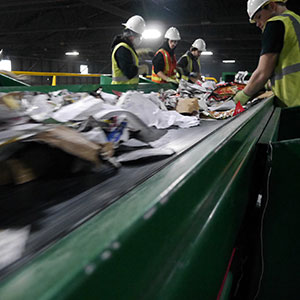 Garten Workers sorting recycling